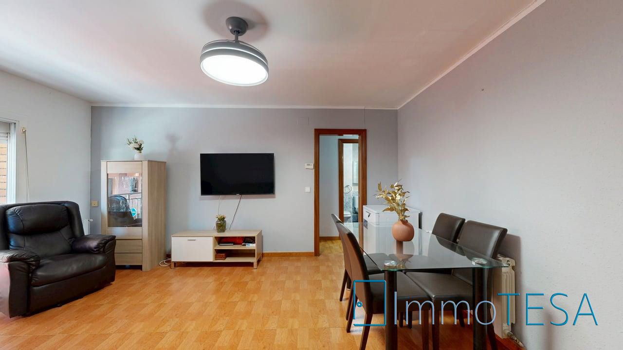 Sala d'estar de Pis en venda en Barberà del Vallès amb Calefacció, Parquet i Moblat