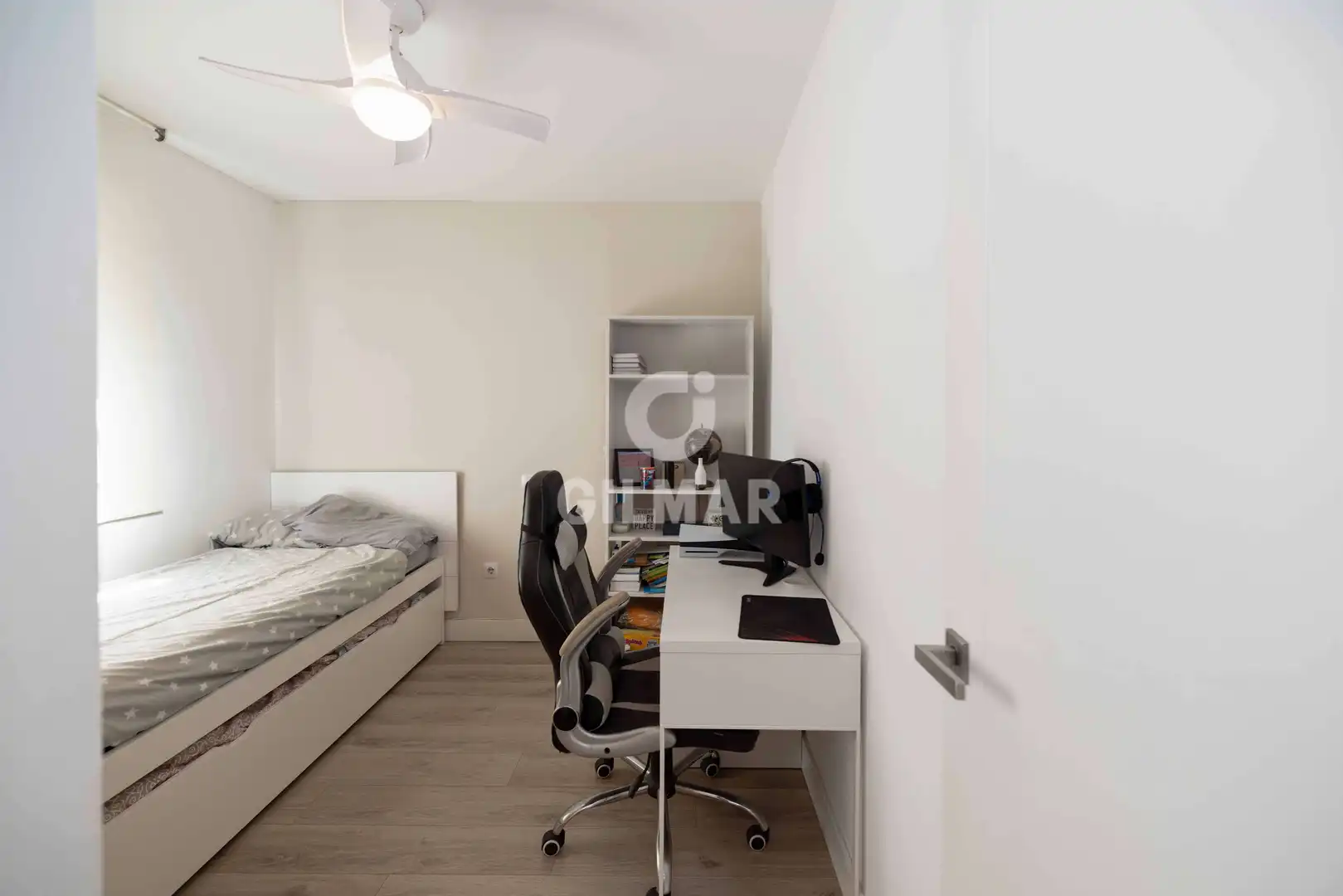 Habitación de Casa adosada en venta en Torremolinos con Calefacción, Jardín privado y Piscina
