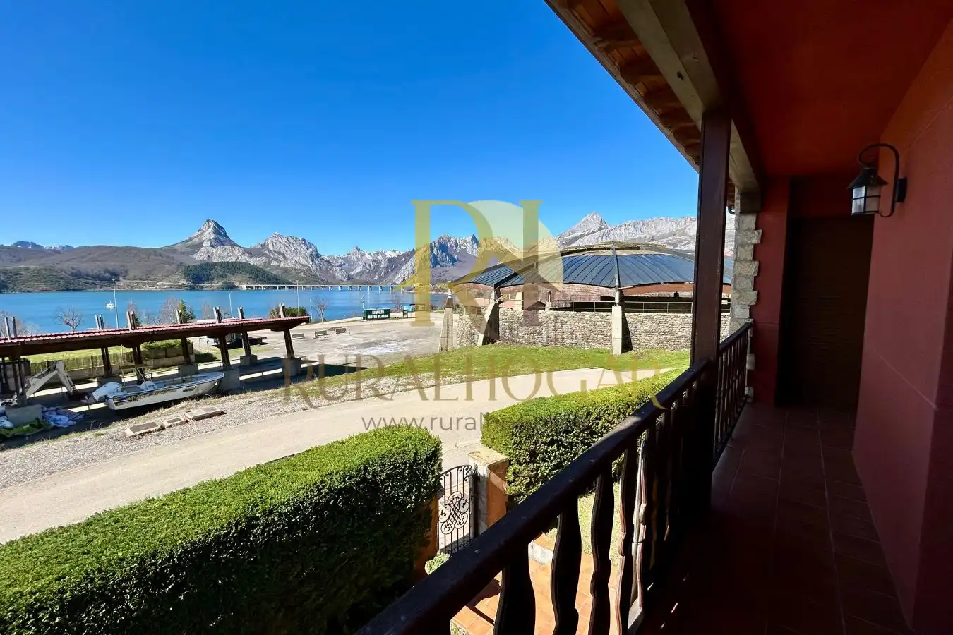 Vista exterior de Casa o chalet en venta en Riaño con Calefacción, Jardín privado y Terraza