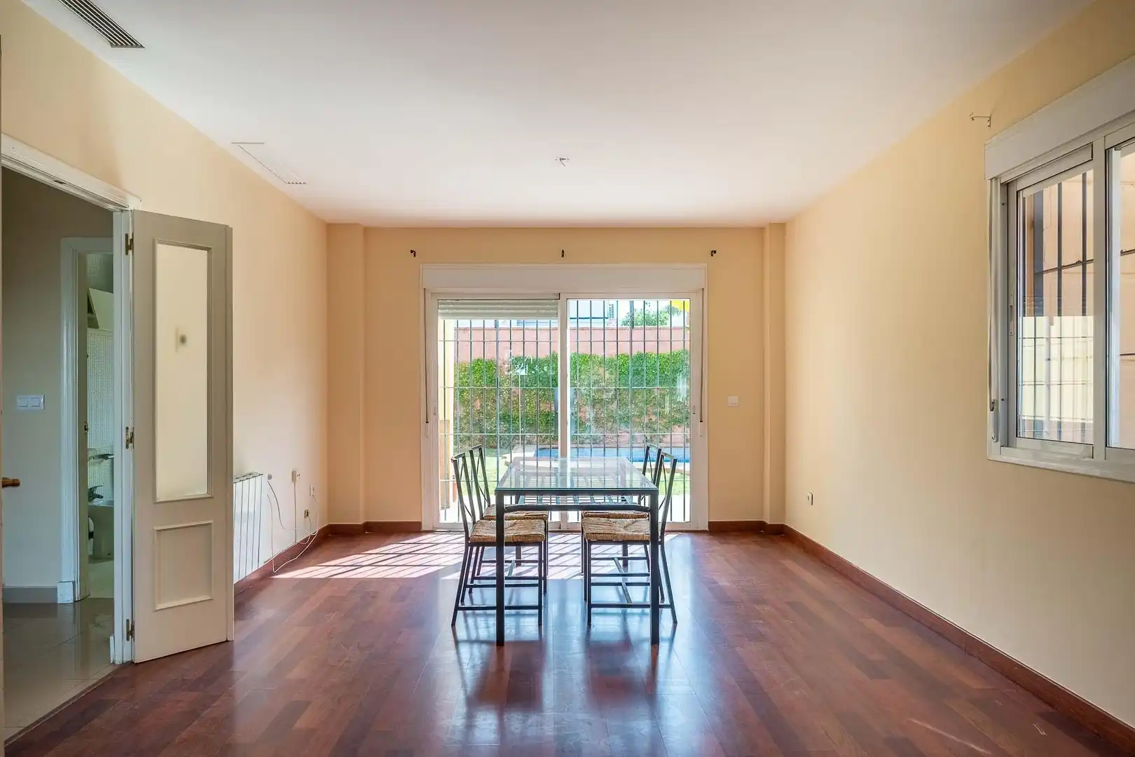 Comedor de Casa adosada de alquiler en Espartinas con Aire acondicionado, Calefacción y Jardín privado