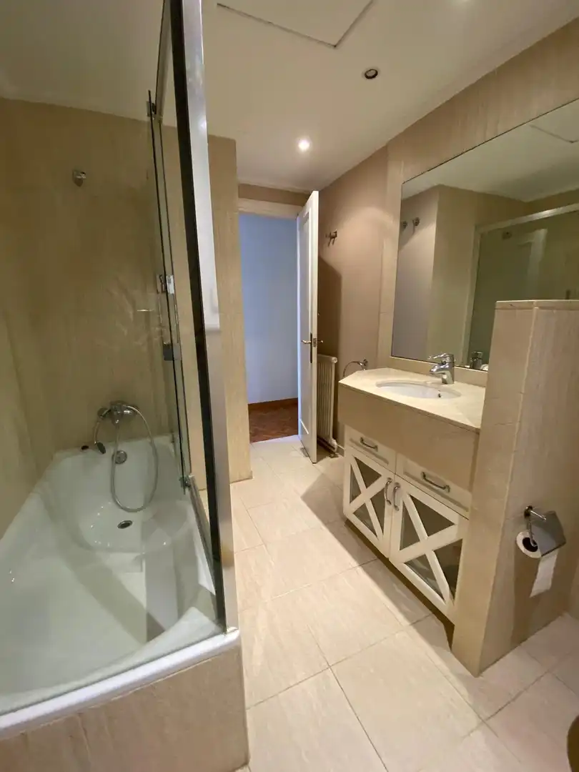 Baño de Apartamento de alquiler en Barcelona con Aire acondicionado, Parquet y Balcón