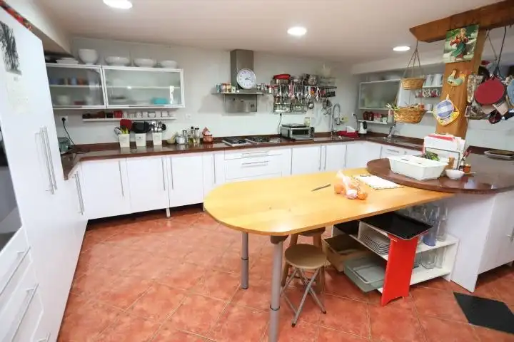 Cuina de Finca rústica en venda en Quirós amb Calefacció, Jardí privat i Terrassa