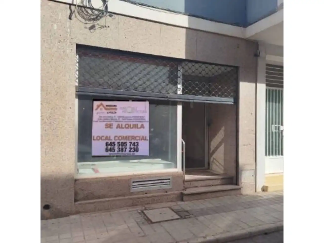 Local comercial de lloguer a Calle Virgen de la Paz