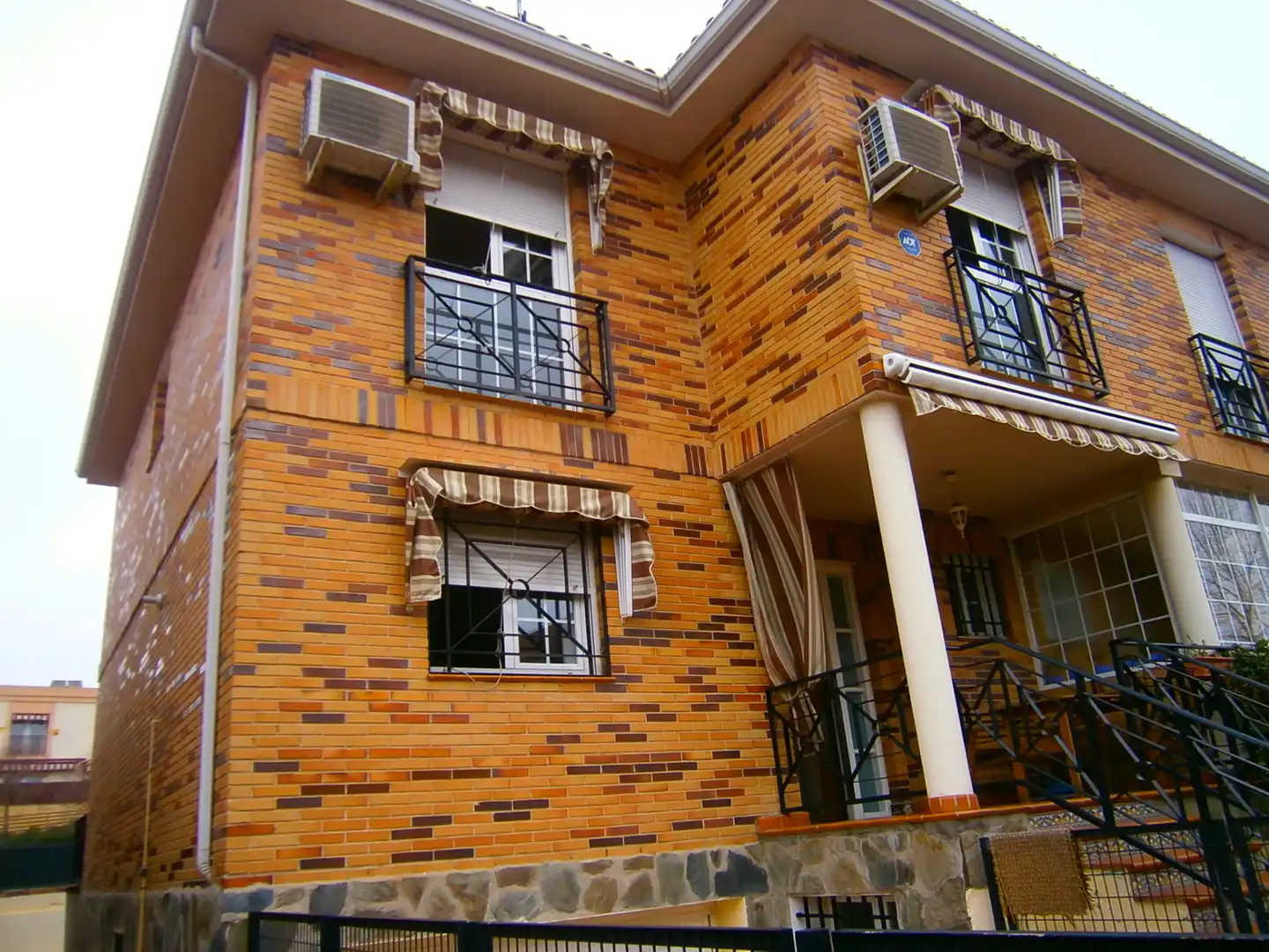 Vista exterior de Casa adosada en venda en Villaviciosa de Odón amb Aire condicionat, Calefacció i Jardí privat