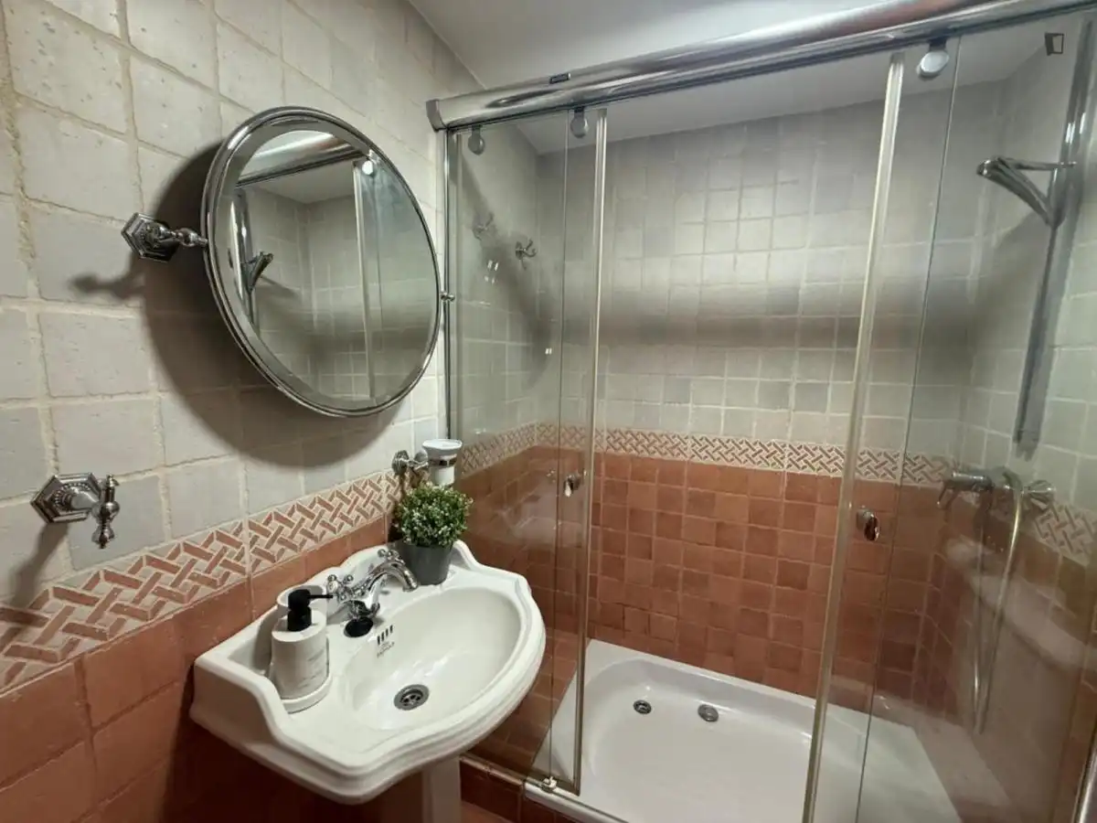 Bany de Apartament per a compartir en Fuenlabrada amb Aire condicionat, Moblat i Forn