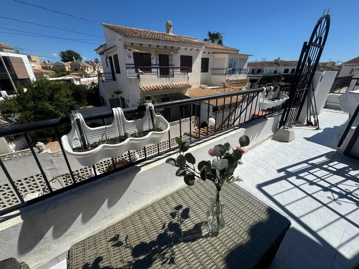 Vista exterior de Casa o xalet en venda en Torrevieja amb Aire condicionat, Terrassa i Moblat