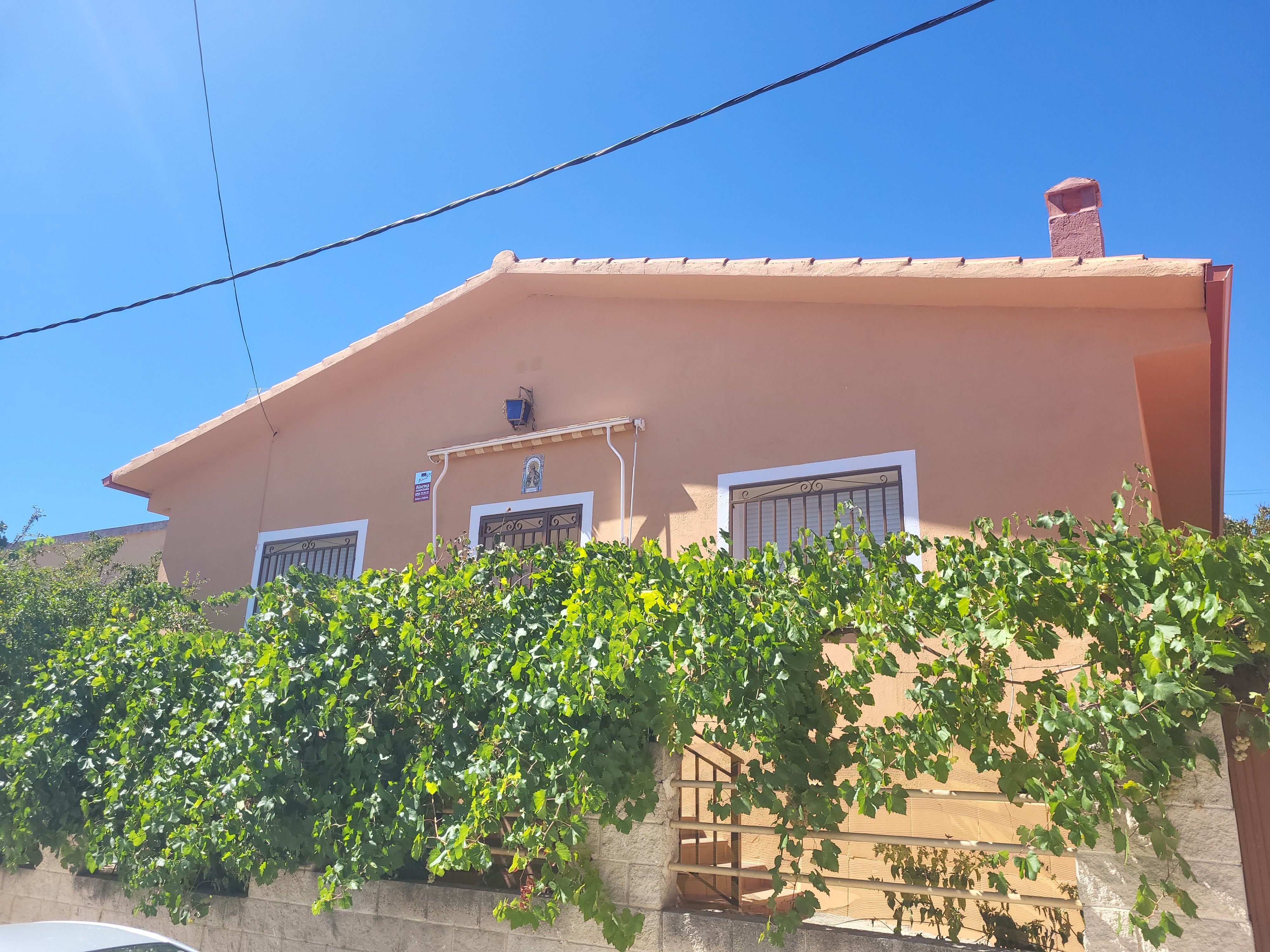Vista exterior de Casa o xalet en venda en Burgohondo amb Jardí privat i Traster