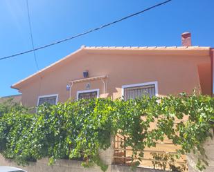 Vista exterior de Casa o xalet en venda en Burgohondo amb Jardí privat i Traster