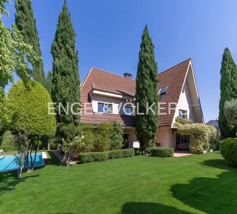 Vista exterior de Casa o xalet en venda en Majadahonda amb Aire condicionat, Calefacció i Jardí privat