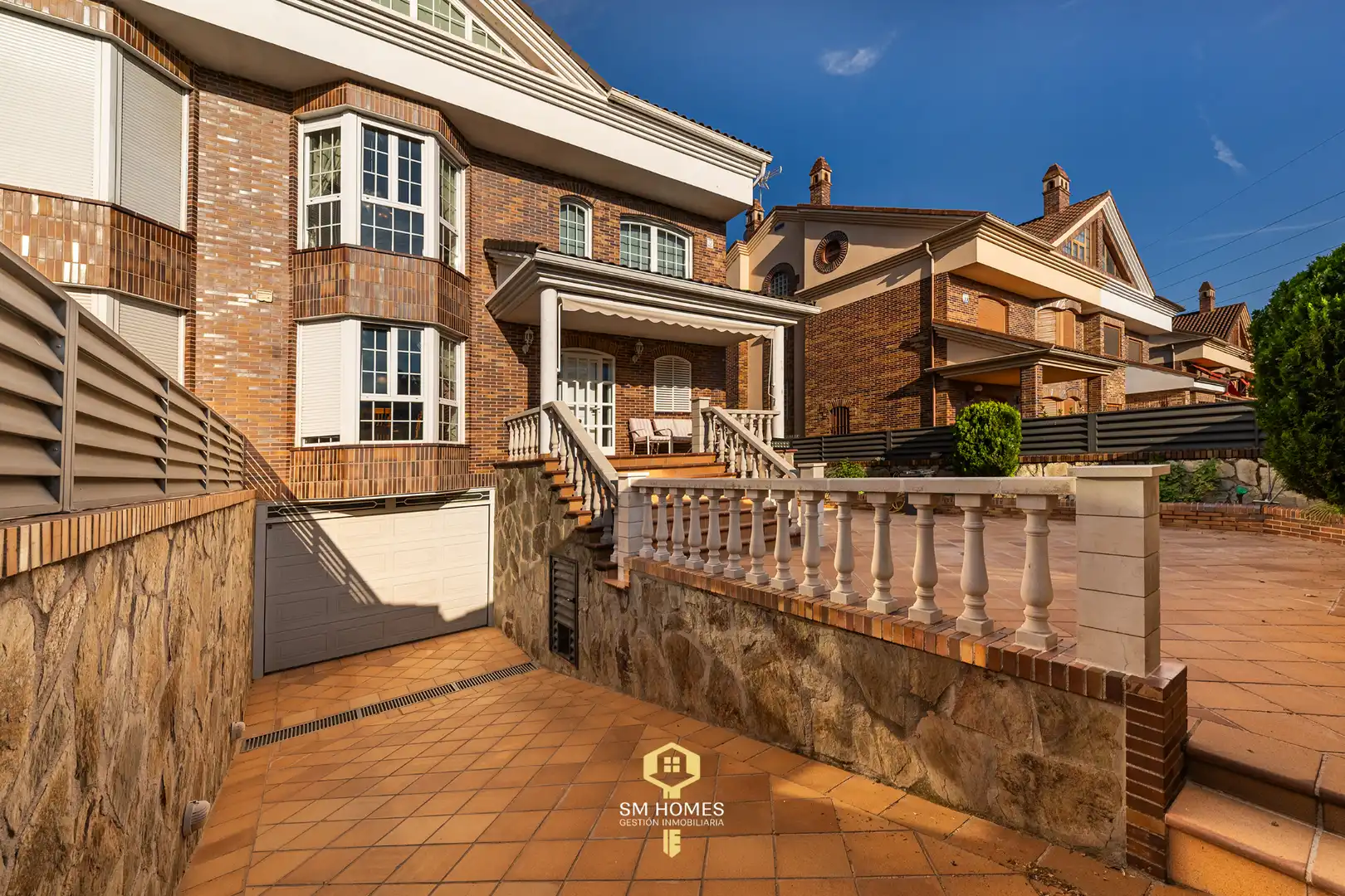 Vista exterior de Casa adosada en venta en Coslada con Calefacción, Jardín privado y Terraza