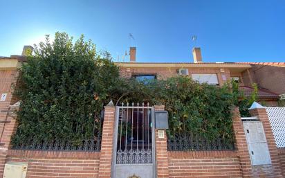 Vista exterior de Casa adosada en venda en Alcalá de Henares amb Aire condicionat, Calefacció i Jardí privat