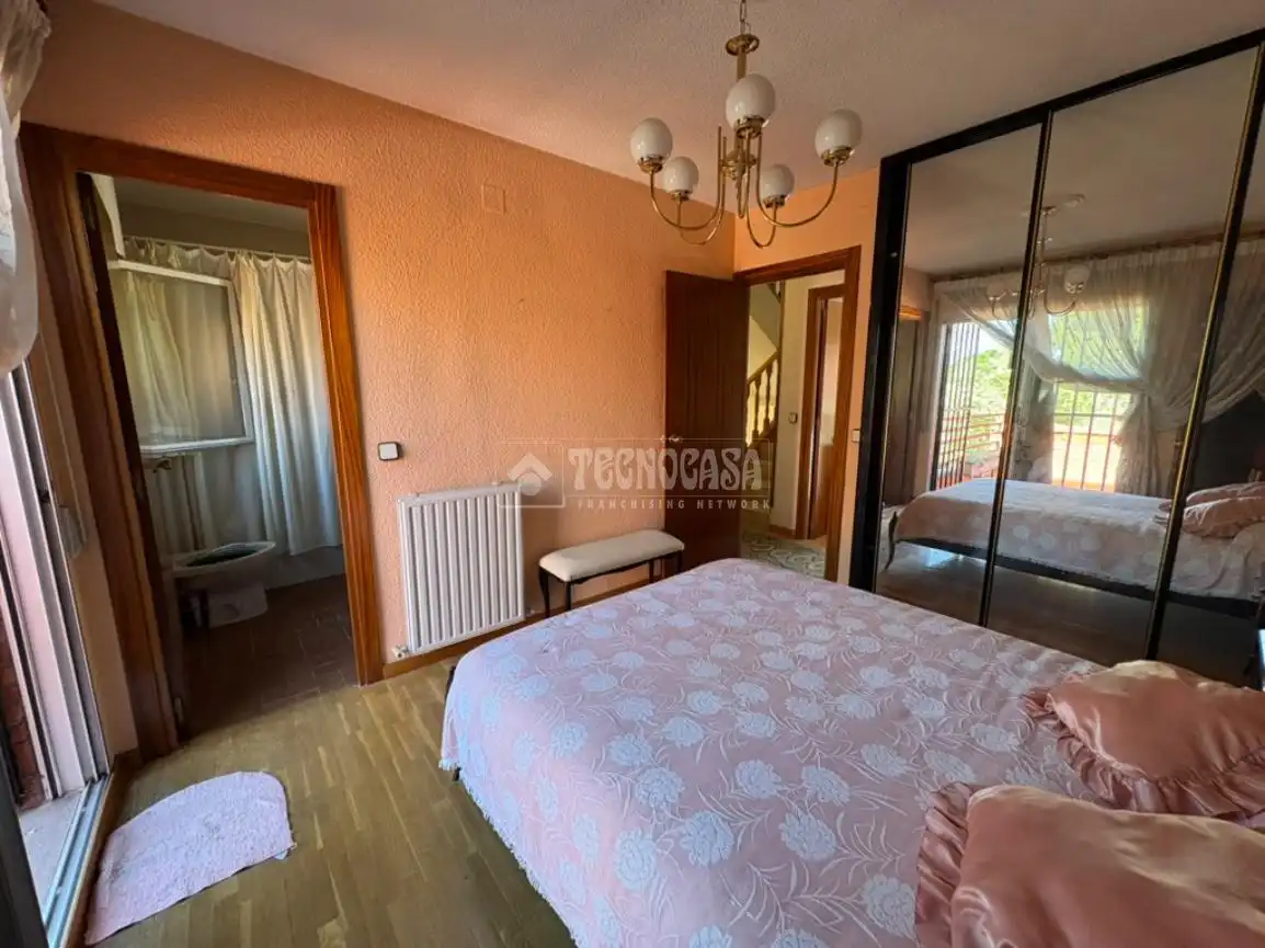 Dormitori de Casa adosada en venda en Getafe amb Calefacció, Jardí privat i Terrassa