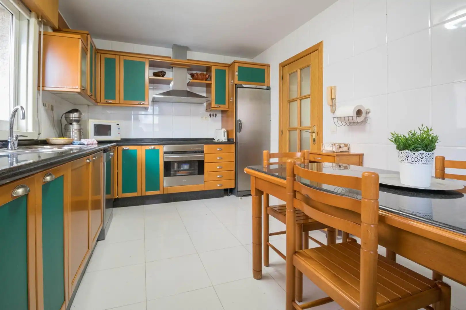 Cocina de Casa adosada en venta en Oleiros con Calefacción, Jardín privado y Parquet