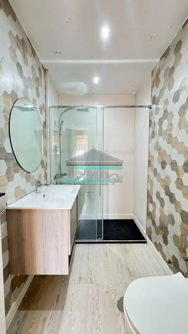 Bathroom of Flat for rent in Granada  with Air Conditioner, Heating and Terrace