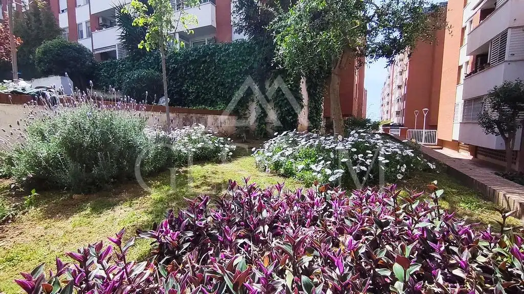 Jardín de Piso en venta en Sant Joan Despí con Parquet, Terraza y Balcón