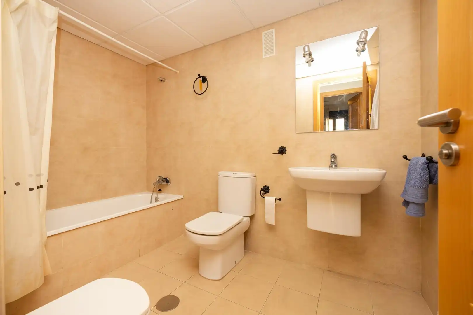 Bathroom of Flat for sale in Granada  with Heating, Terrace and Storage room