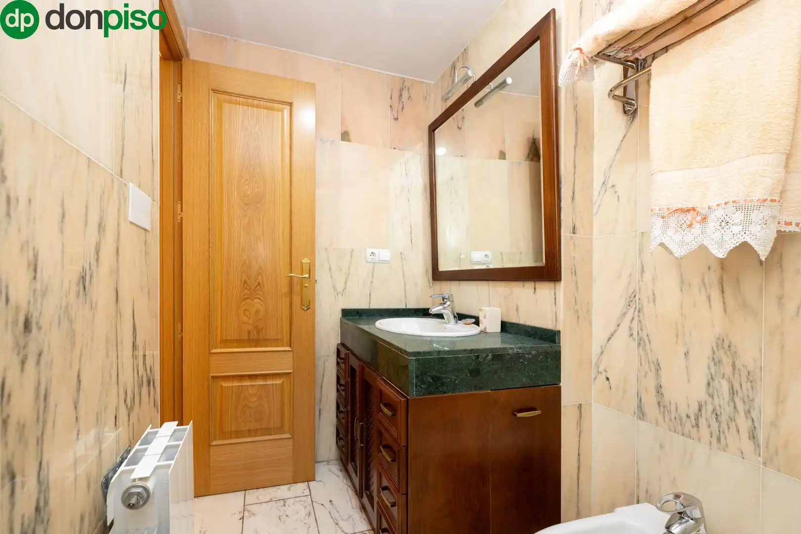 Bathroom of Flat for sale in Granada  with Air Conditioner, Heating and Terrace