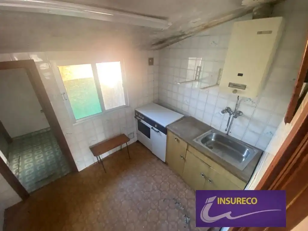 Cuina de Casa o xalet en venda en Bustillo del Páramo amb Calefacció, Jardí privat i Moblat