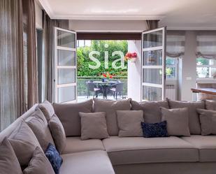 Sala d'estar de Casa adosada en venda en Vitoria - Gasteiz amb Aire condicionat, Calefacció i Jardí privat