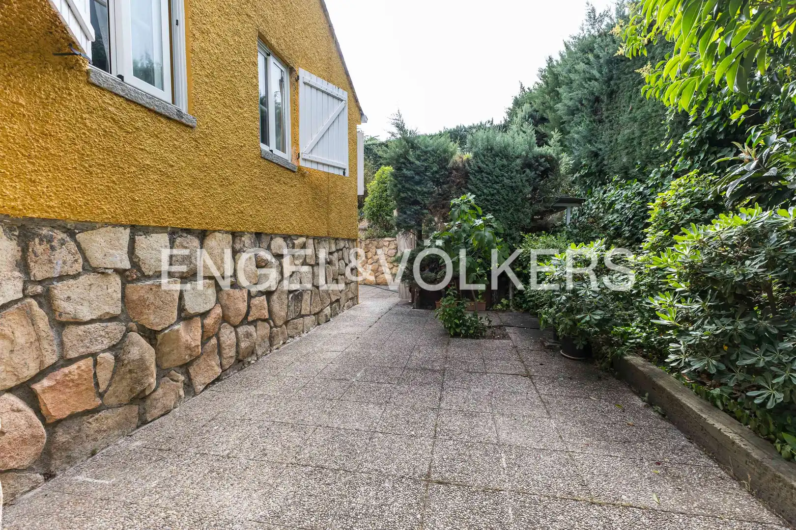 Vista exterior de Casa o xalet en venda en Tres Cantos amb Calefacció, Jardí privat i Parquet