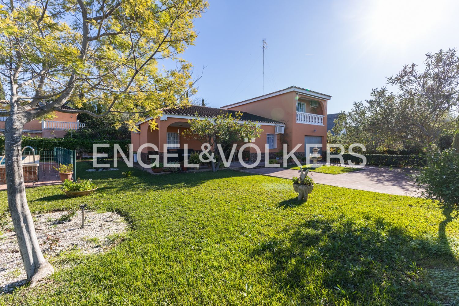 Vista exterior de Casa o xalet en venda en Bétera amb Aire condicionat, Calefacció i Jardí privat