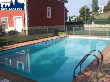 Casa pareada con piscina en venta en Calle Ajo