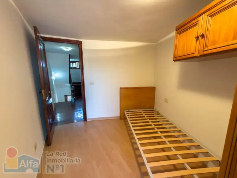 Casa adosada en venta en Vigo  con Calefacción, Jardín privado y Amueblado