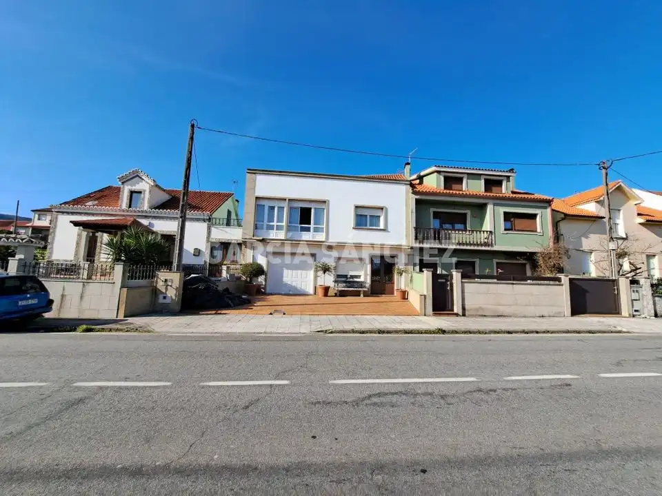 Vista exterior de Casa adosada en venda en A Pobra do Caramiñal amb Aire condicionat, Calefacció i Terrassa