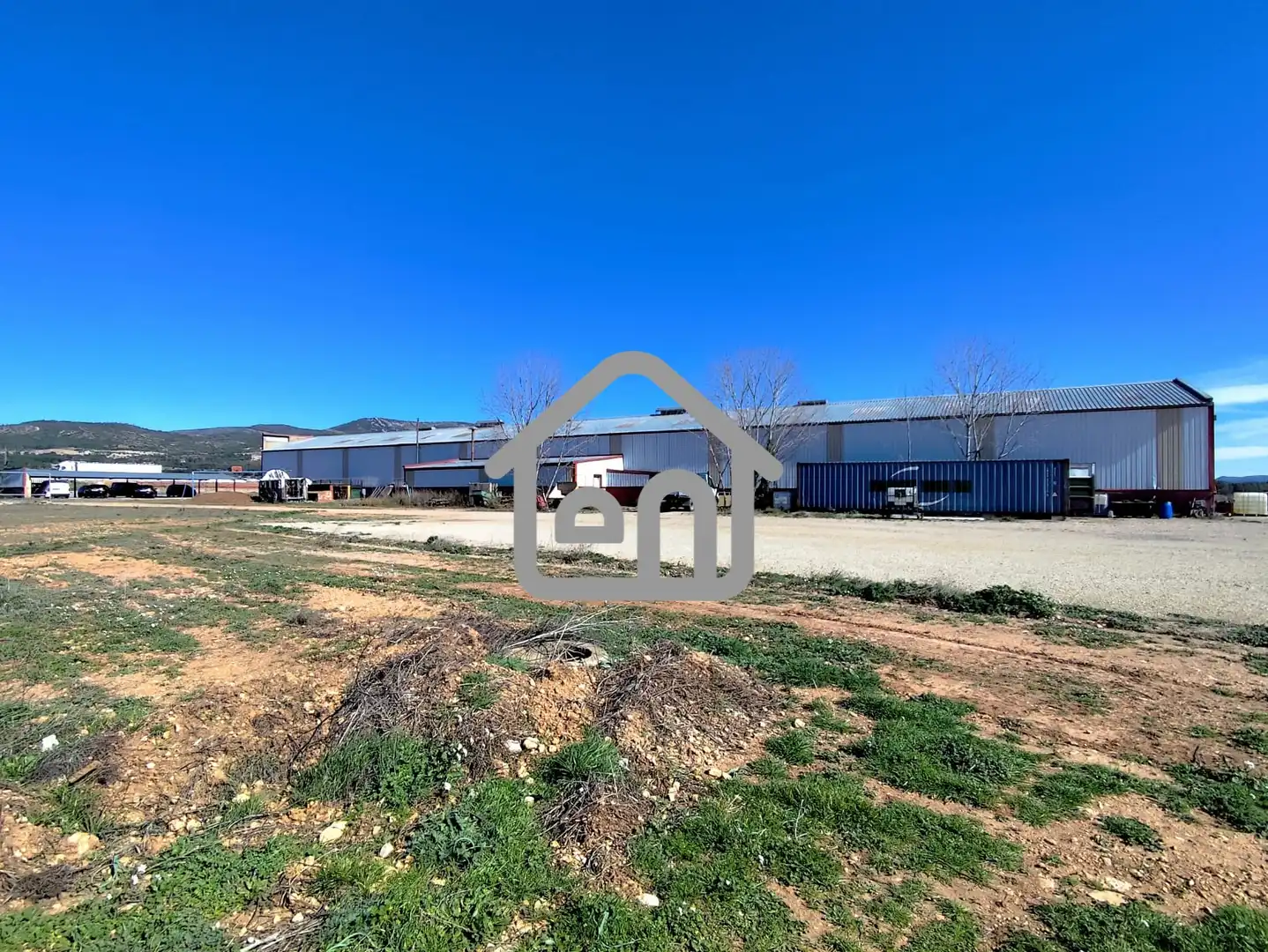 Außenansicht von Fabrikhallen zum Verkauf in Requena mit Alarm