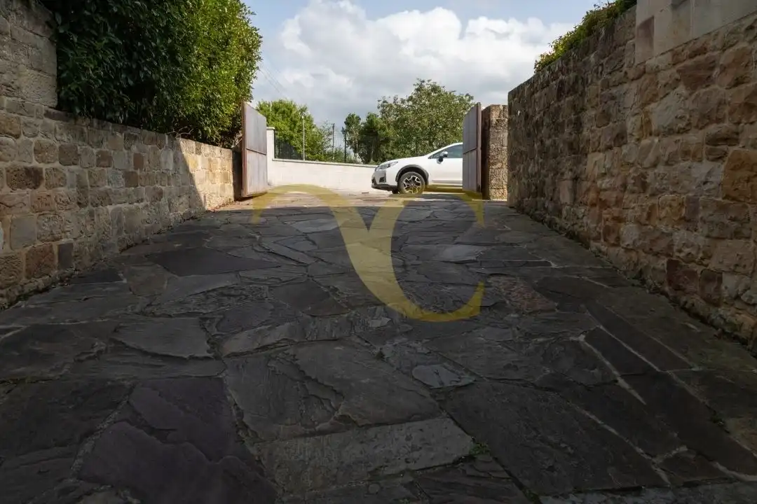 Parking de Casa o chalet en venta en Santa Cruz de Bezana con Aire acondicionado, Calefacción y Jardín privado