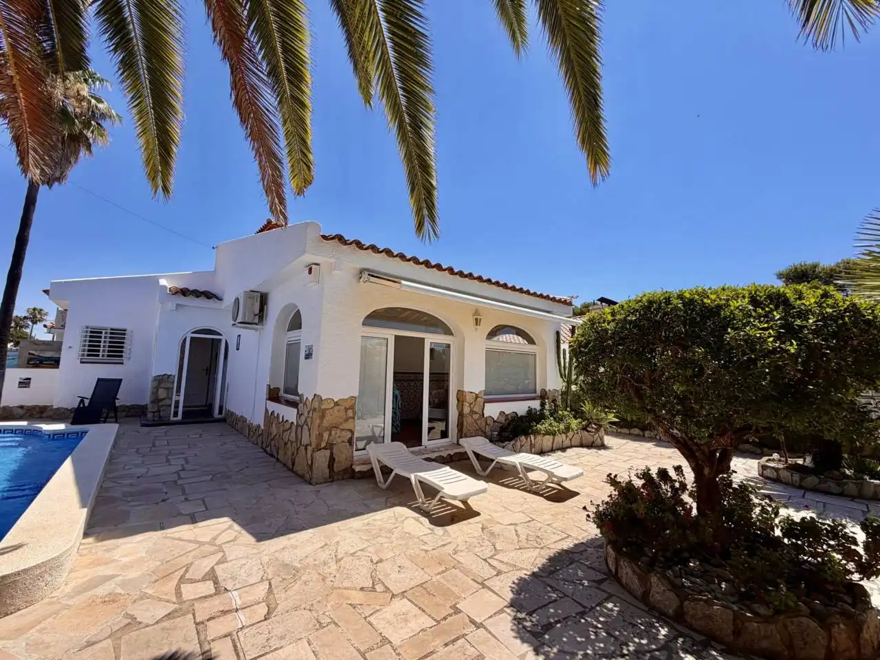 Vista exterior de Casa o xalet en venda en Mont-roig del Camp amb Aire condicionat, Calefacció i Jardí privat