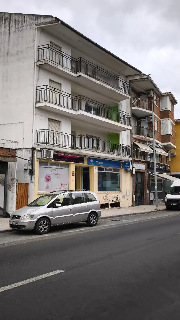 Mixt residencial en venda a Avenida Madrid 20
