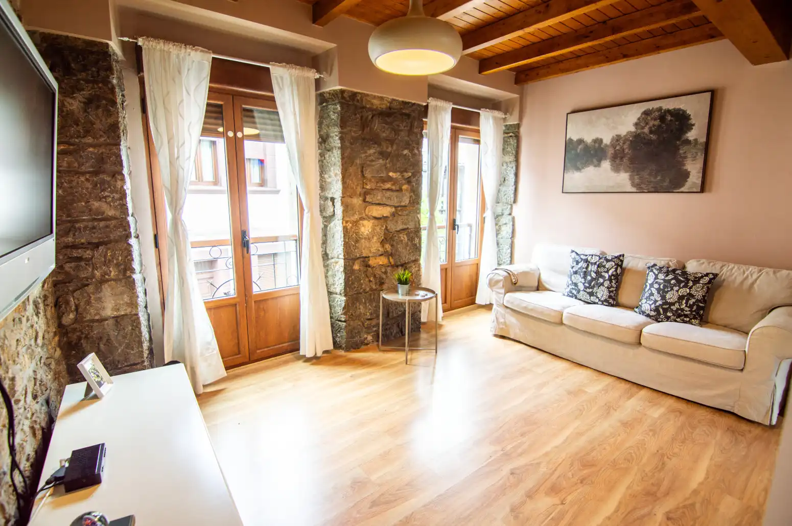 Sala d'estar de Casa o xalet en venda en Salas amb Calefacció, Parquet i Moblat