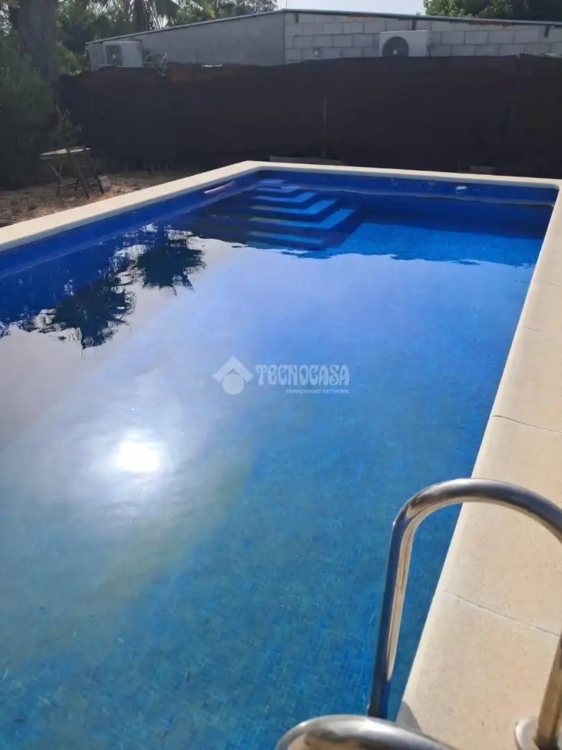 Piscina de Finca rústica en venta en Carmona