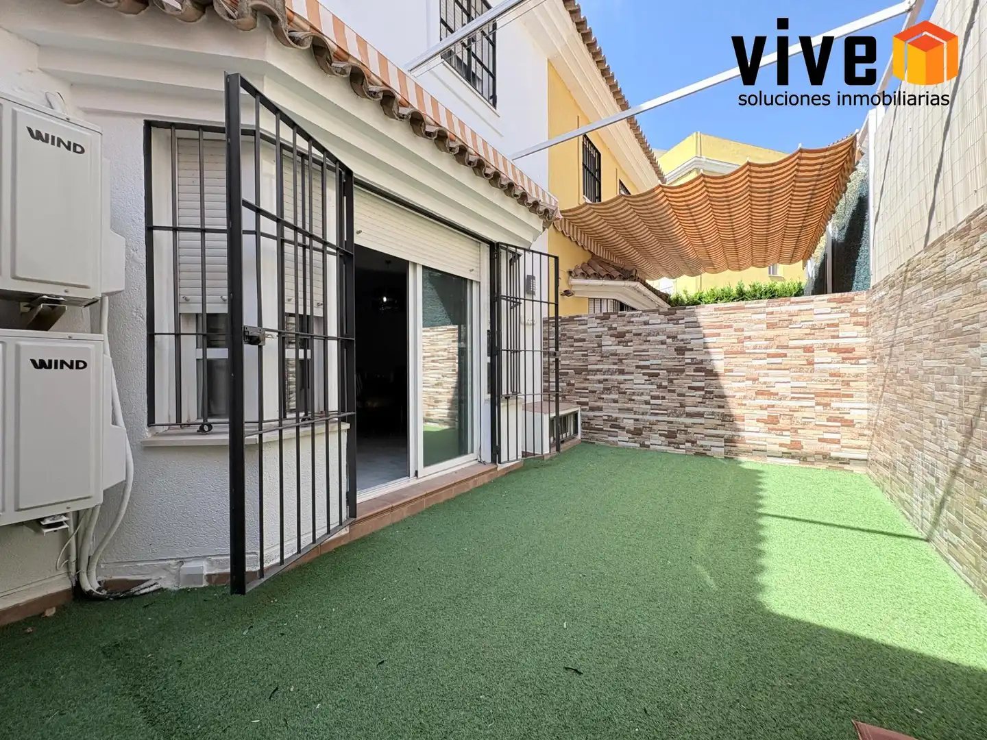 Terrassa de Casa adosada en venda en San Juan de Aznalfarache amb Aire condicionat, Calefacció i Piscina comunitària