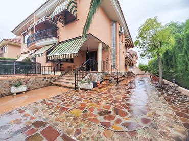 Semi-detached house with balcony for sale in Calle Ana María Matute