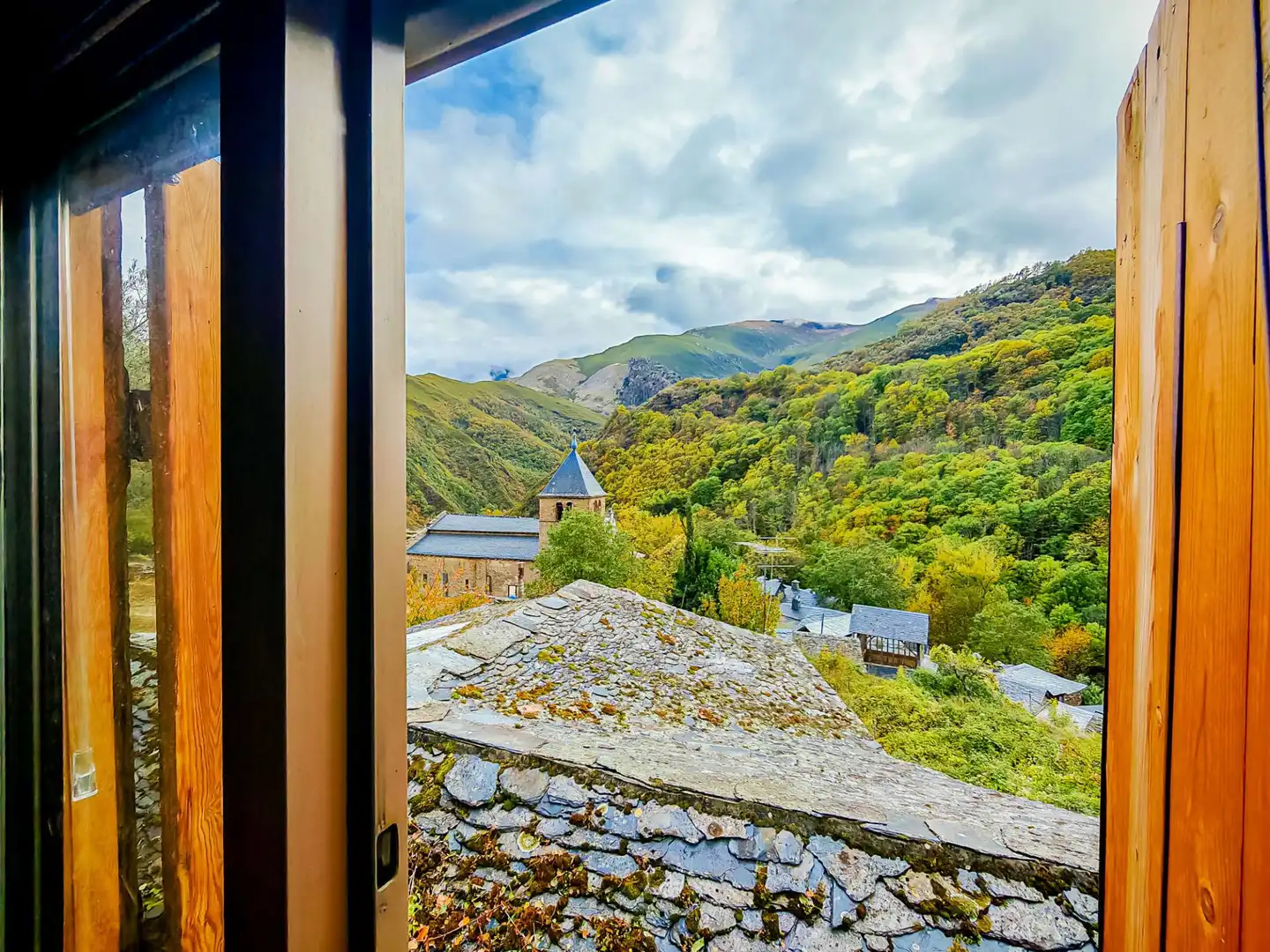 Vista exterior de Casa o chalet en venta en Ponferrada con Calefacción, Terraza y Amueblado