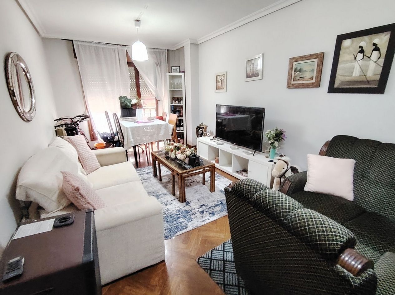 Living room of Flat for sale in Gijón   with Heating, Parquet flooring and Furnished