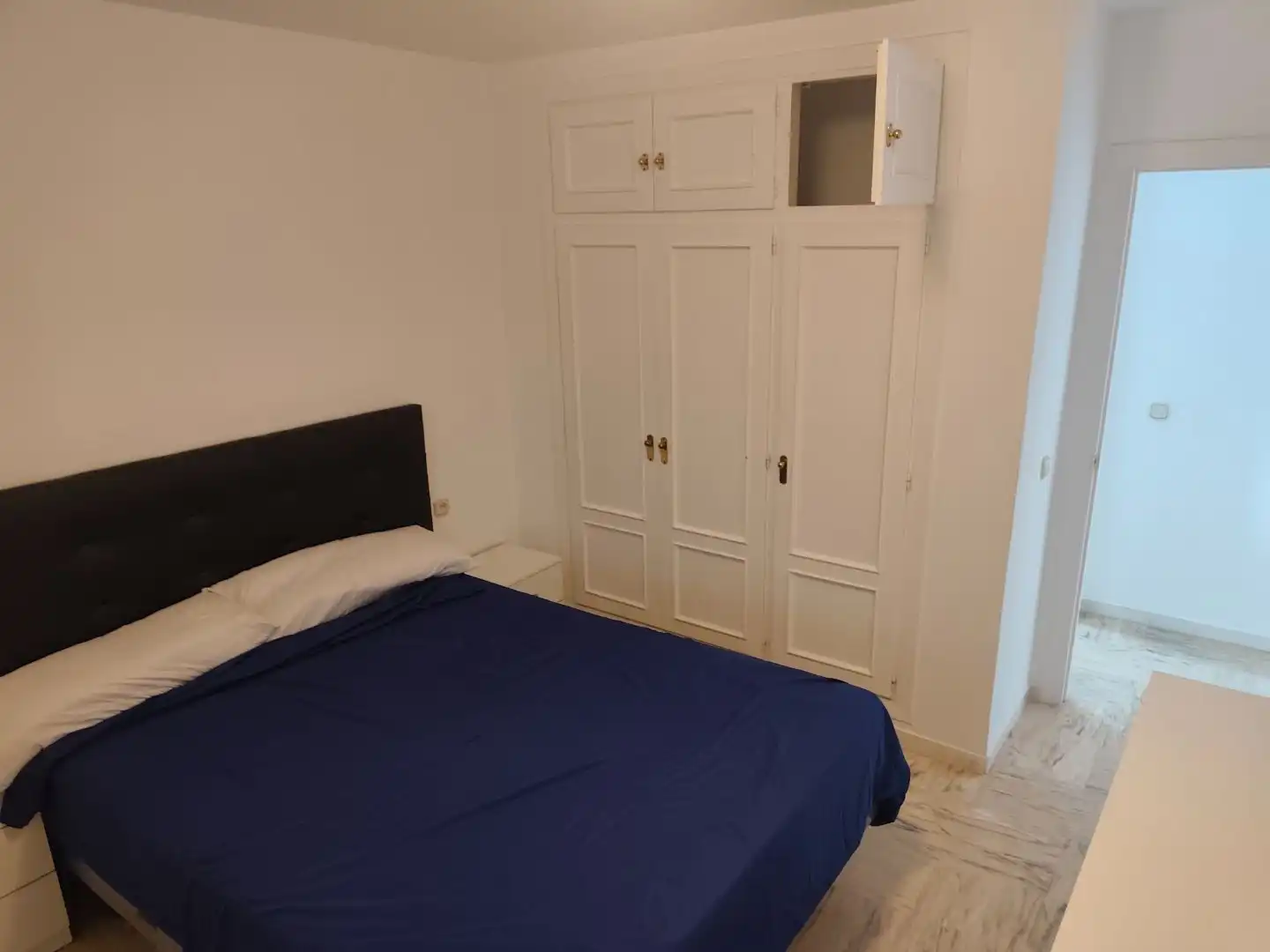 Schlafzimmer von Wohnung zur Miete in Benalmádena mit Klimaanlage, Terrasse und Balkon