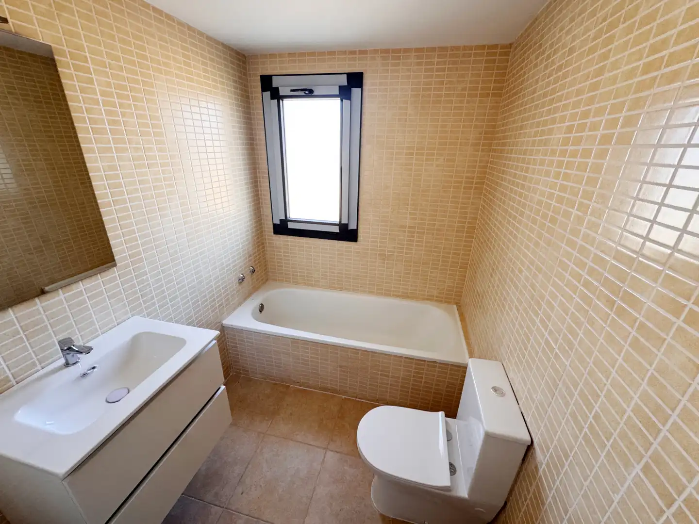 Badezimmer von Wohnung zum Verkauf in Figueres mit Heizung, Privatgarten und Terrasse