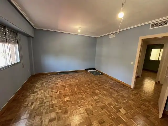 Wohnung zum Verkauf in Zaragoza mit Klimaanlage und Abstellraum
