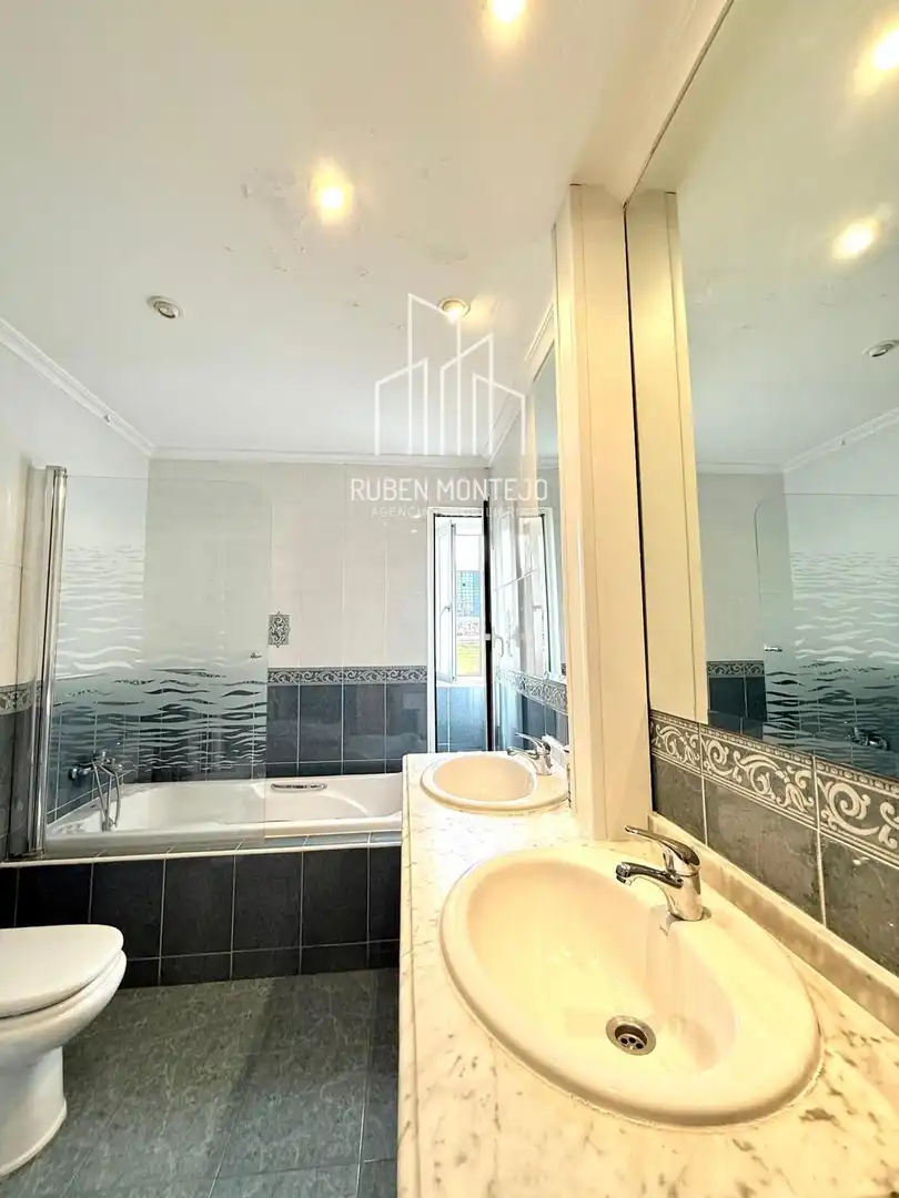 Bathroom of Flat for sale in Salamanca  with Heating, Oven and Washing machine