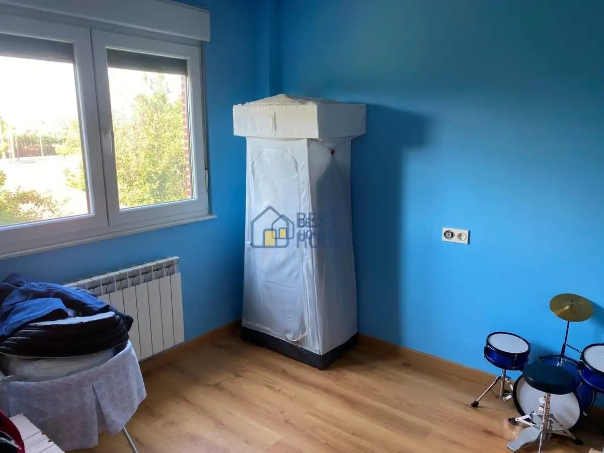 Detached homes for sale in Onzonilla  with Heating, Private garden and Parquet flooring