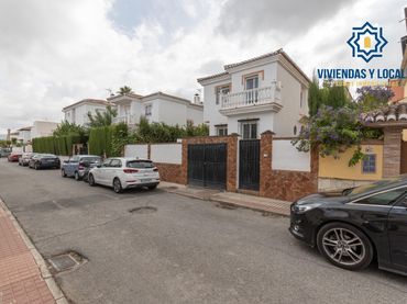 Xalet amb balcó en venda a Altos de la Zubia