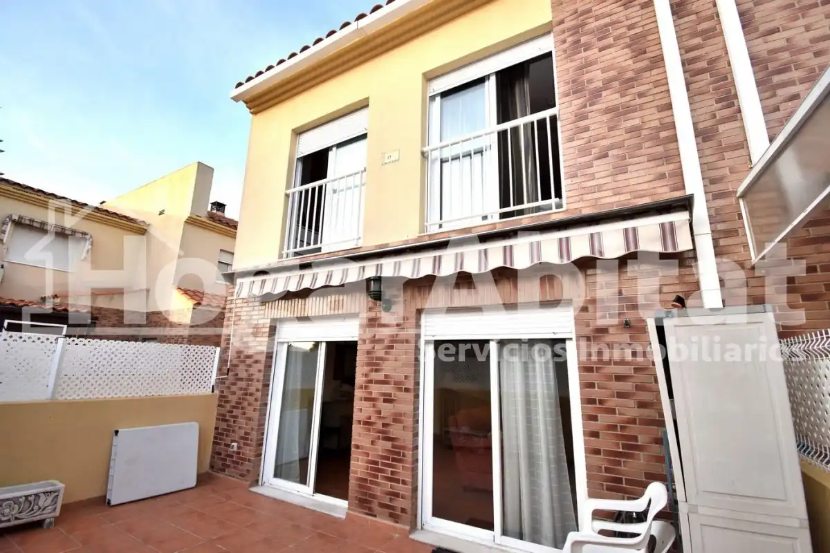 Vista exterior de Casa adosada en venda en Burriana / Borriana amb Jardí privat, Terrassa i Piscina comunitària