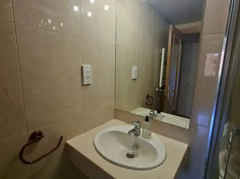 Bany de Pis en venda en  Madrid Capital amb Aire condicionat i Piscina