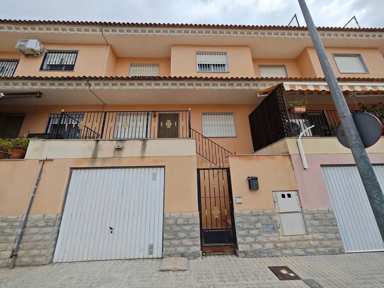 Vista exterior de Casa adosada en venta en Granja de Rocamora con Terraza y Trastero
