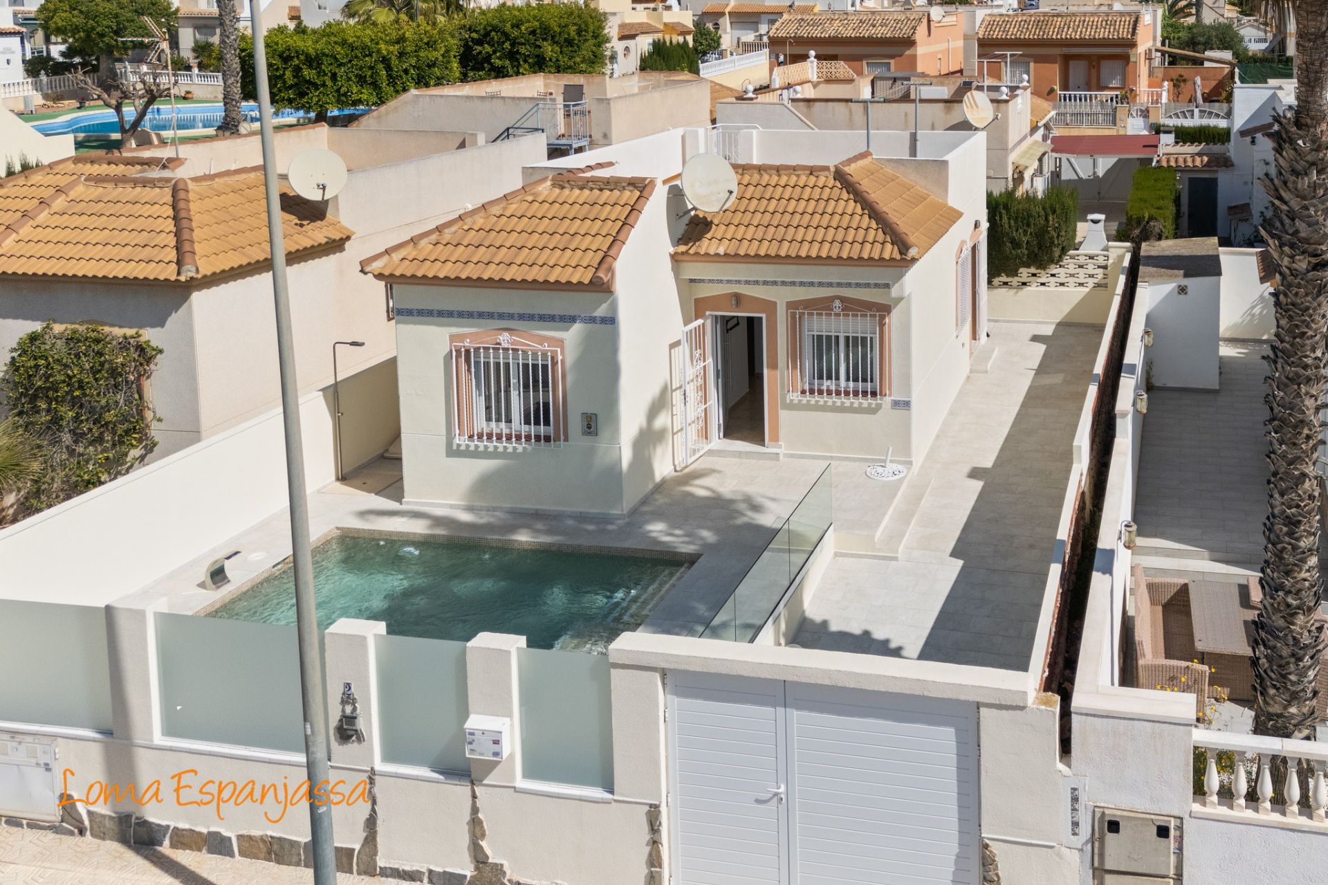 Vista exterior de Casa o xalet en venda en Torrevieja amb Aire condicionat, Jardí privat i Piscina