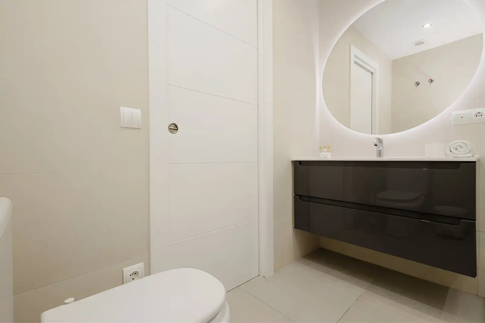 Badezimmer von Erdgeschoss zum Verkauf in Marbella mit Klimaanlage, Privatgarten und Terrasse