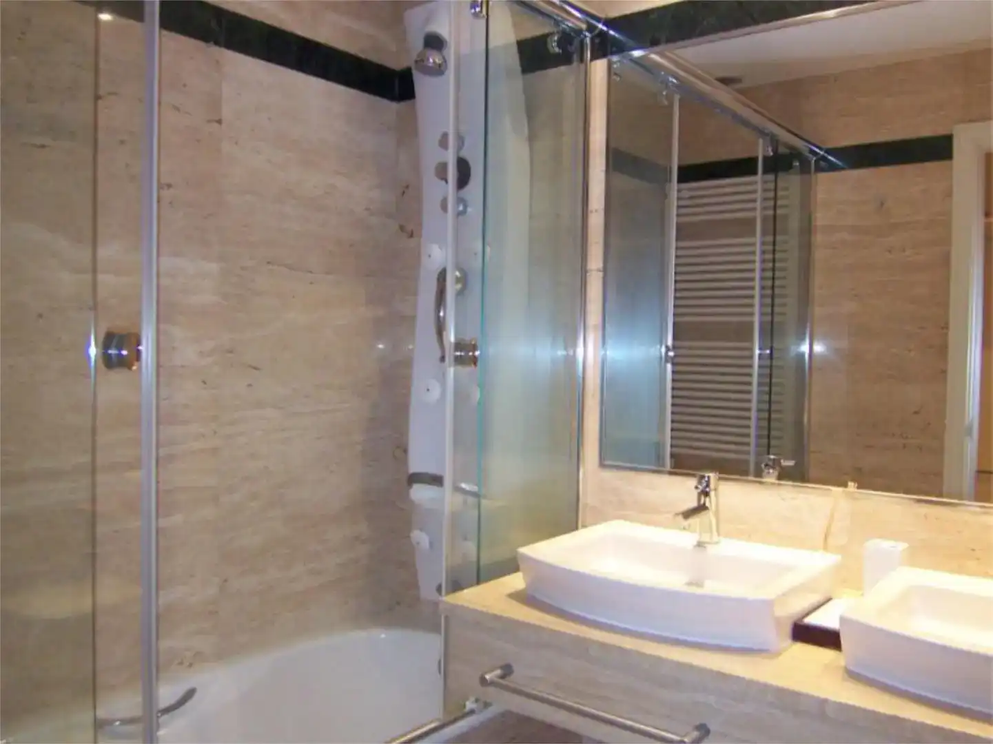 Badezimmer von Wohnung zur Miete in  Madrid Capital mit Klimaanlage und Schwimmbad